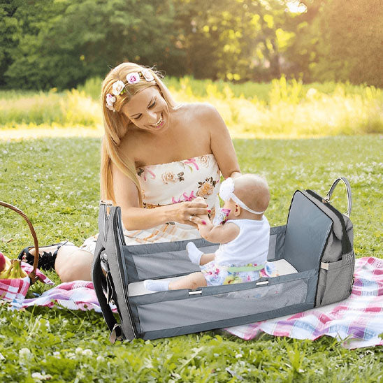 fillette assise dans la sac a langer bebe