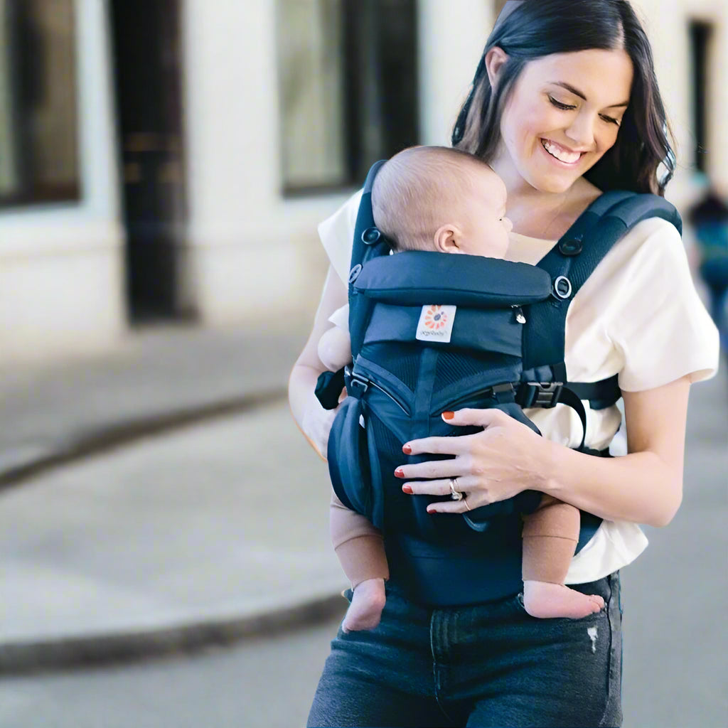 porte bébé breathbabybag bleu marine répartition du poids